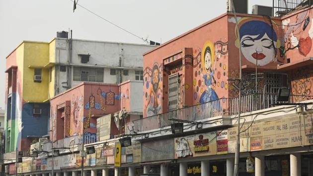Government agencies have in the past struggled with the maintenance and protection of artwork. There have been incidents where artworks installed in public spaces have been vandalised. While addressing the public art policy, Union housing and urban affairs minister Hardeep Singh Puri stressed on the need to create an environment where people respect and value public art. (Sanchit Khanna / HT Photo) Government agencies have in the past struggled with the maintenance and protection of artwork. There have been incidents where artworks installed in public spaces have been vandalised. While addressing the public art policy, Union housing and urban affairs minister Hardeep Singh Puri stressed on the need to create an environment where people respect and value public art. (Sanchit Khanna / HT Photo)