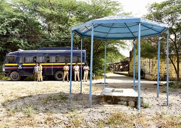 The police have ringfenced the area near Samadhi of Govind Gopal Mahar at Vadhu Budruk in Pune.(Pratham Gokhale/HT Photo)