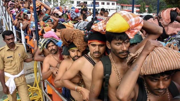 Devotees queue up to offer prayers at Lord Ayyappa temple in Sabarimala.(PTI)