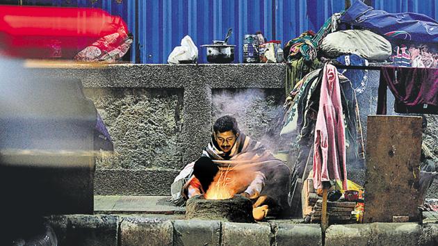 A man seen sitting by a bonfire to keep himself warm in New Delhi. Air quality in the national capital will continue to stay in the ‘very poor’ zone for the next three days. (Amal KS/HT Photo) A man seen sitting by a bonfire to keep himself warm in New Delhi. Air quality in the national capital will continue to stay in the ‘very poor’ zone for the next three days. (Amal KS/HT Photo)