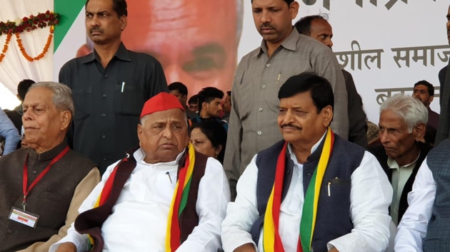 Samajwadi Party leader Mulayam Singh surprised all by arriving for the rally organised by party rebel and younger brother Shivpal Yadav, who recently floated the Samajwadi Secular Morcha (SSM).(HT Photo)