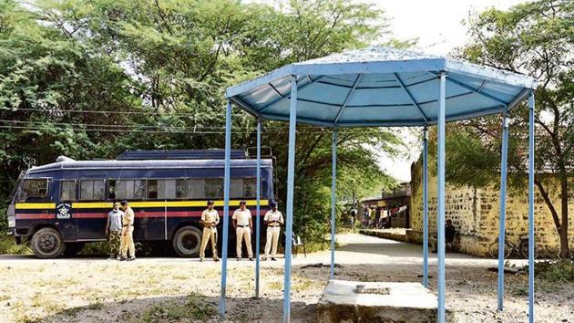 Police have ringfenced the area.(Pratham Gokhale/HT Photo)