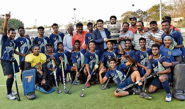 In 60 minutes, Steel Authority of India Limited got six penalty corners which boosted the confidence of players leading them to lift the 115th Aga Khan Cup, defeating Army Boys, Bihar at the Major Dhyan Chand hockey stadium in Pimpri on Sunday.(HT/PHOTO)