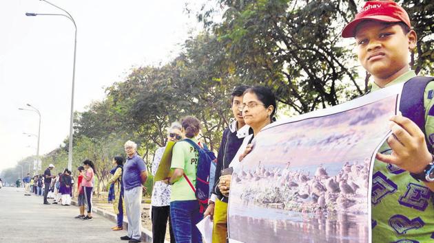 Residents, students, environmentalist formed a human chain in Yerawada to save the Salim Ali bird sanctuary.(Shankar Narayan/HT PHOTO)