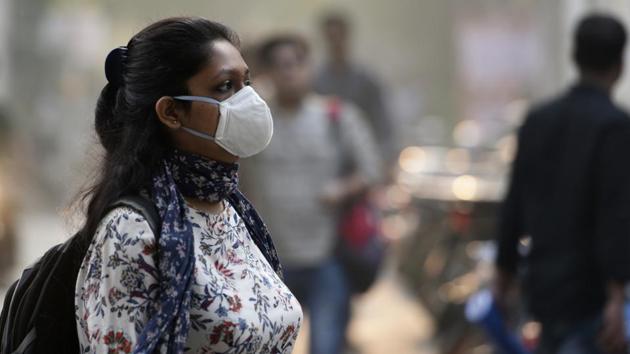 Delhi’s air quality significantly deteriorated Sunday with a fall in temperature which slowed dispersion of pollutants, as authorities warned pollution level might further increase in the next two days. (Biplov Bhuyan/HT PHOTO) Delhi’s air quality significantly deteriorated Sunday with a fall in temperature which slowed dispersion of pollutants, as authorities warned pollution level might further increase in the next two days. (Biplov Bhuyan/HT PHOTO)