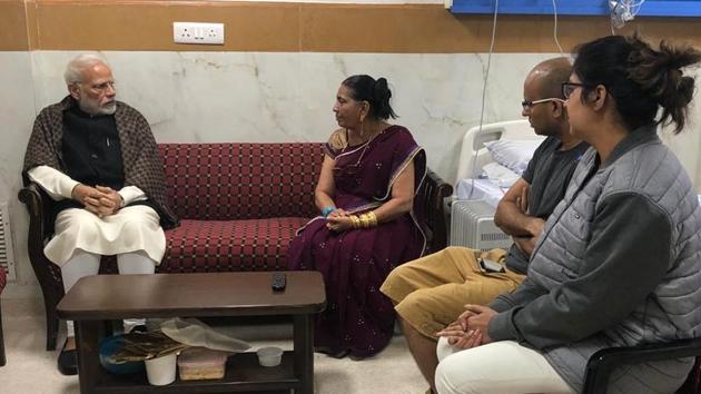 PM Narendra Modi met the family of late Jagdish Thakkar, the PRO in the PMO and expressed condolences on his demise.(PMO/Twitter) PM Narendra Modi met the family of late Jagdish Thakkar, the PRO in the PMO and expressed condolences on his demise.(PMO/Twitter)