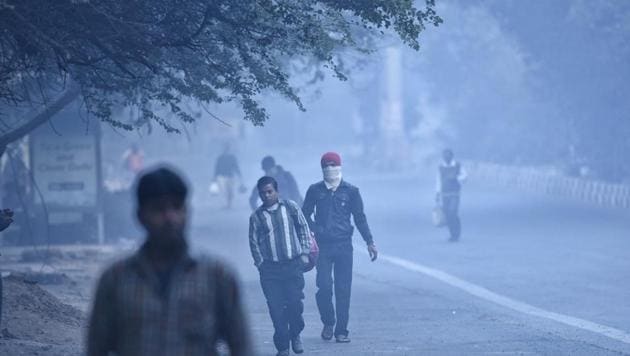 Delhi witnessed a foggy morning on Monday as the air quality continued to remain “very poor” and the minimum temperature was recorded at 7.6 degrees Celsius, a notch below the season’s average. (Sanchit Khanna/HT photo) Delhi witnessed a foggy morning on Monday as the air quality continued to remain “very poor” and the minimum temperature was recorded at 7.6 degrees Celsius, a notch below the season’s average. (Sanchit Khanna/HT photo)