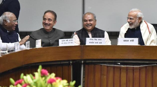 (L to R) Leader of opposition of Lok Sabha Mallikarjun Kharge, Leader of opposition in Rajya Sabha Ghulam Nabi Azad, Union Minister of Parliamentary Affairs and Rural Development, Panchayati Raj and Mines Narendra Singh Tomar, Prime Minister of India Narendra Modi, Union Home Minister Rajnath Singh, attend an all-party meeting, ahead of the Winter Session of Assembly, at Parliament Library Building in New Delhi, India on Monday, December 10, 2018.(Sonu Mehta/HT PHOTO)