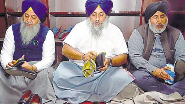 SAD chief Sukhbir Singh Badal (centre), SGPC president Gobind Singh Longowal (left ) and ex-minister Daljit Singh Cheema cleaning shoes at the Golden Temple on Sunday, December 9, 2018. (Sameer Sehgal / HT Photo) SAD chief Sukhbir Singh Badal (centre), SGPC president Gobind Singh Longowal (left ) and ex-minister Daljit Singh Cheema cleaning shoes at the Golden Temple on Sunday, December 9, 2018. (Sameer Sehgal / HT Photo)