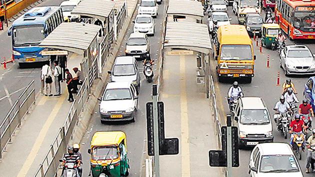 Besides its unpopular design — bus stops in the middle of the road and concrete dividers to separate bus and car lanes — Delhi’s BRT lacked the fundamentals(HT File)