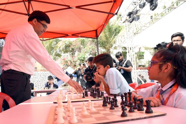 Kids plays chess with grandmaster Vishwanathan Anand at Edify International School Hinjawadi Pune Saturday,December 08. (HT PHOTO)
