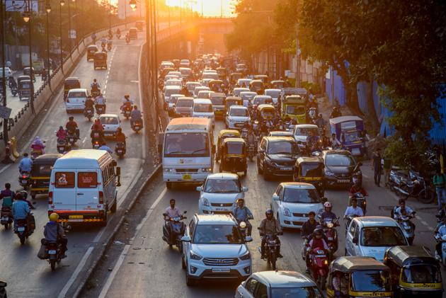Traffic congestion due to metro work from SNDT to Nal stop in Pune on Saturday, December 8. (Sanket Wankhade/HT PHOTO)