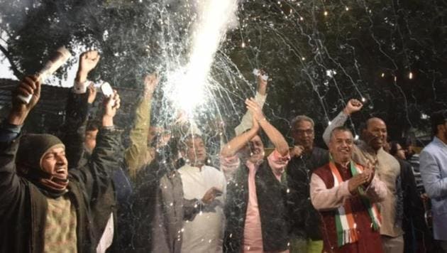 Congress party workers celebration after congress gets lead in state elections at AICC.(Sanjeev Verma/Hindustan Times)