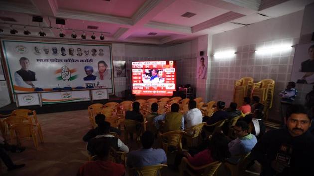 Congress supporters monitor election results at party office in Bhopal, Madhya Pradesh. Running neck and neck through the day, the MP cliffhanger ended with the Congress taking 114 seats, just two short of majority. The BJP won 109. Smaller parties and Independents will play a crucial role in deciding who forms the next government in the state. (Burhaan Kinu / HT Photo) Congress supporters monitor election results at party office in Bhopal, Madhya Pradesh. Running neck and neck through the day, the MP cliffhanger ended with the Congress taking 114 seats, just two short of majority. The BJP won 109. Smaller parties and Independents will play a crucial role in deciding who forms the next government in the state. (Burhaan Kinu / HT Photo)