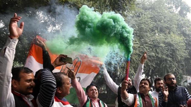 Congress workers celebrate during the assembly election results at AICC headquarter in New Delhi, India, on Tuesday, December 11, 2018.(Mohd Zakir/HT PHOTO)