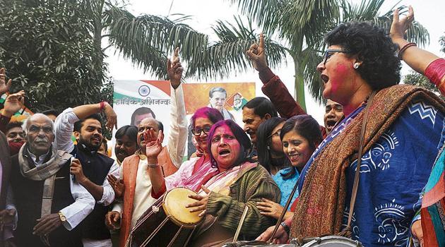 Congress leaders and supporters celebrating after their party good performance in the five state assembly poll in Patna, India, on Tuesday (Parwaz Khan /HT PHOTO) Congress leaders and supporters celebrating after their party good performance in the five state assembly poll in Patna, India, on Tuesday (Parwaz Khan /HT PHOTO)