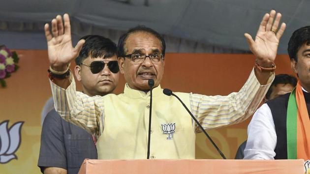 Madhya Pradesh chief minister Shivraj Singh Chouhan campaigns in support of BJP candidate Rameshwar Sharma, in Bhopal on Nov 26.(PTI Photo)