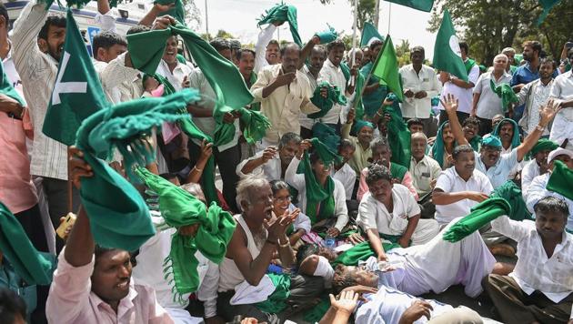 Sugarcane farmers raise slogans against the state government demanding clearance of their pending arrears by sugar factories for the cane supplied and announcement of purchase price for sugarcane for the current season, in Bengaluru.(PTI) Sugarcane farmers raise slogans against the state government demanding clearance of their pending arrears by sugar factories for the cane supplied and announcement of purchase price for sugarcane for the current season, in Bengaluru.(PTI)