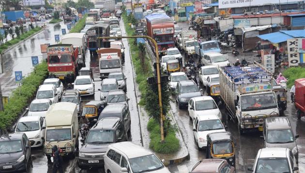 An average of 47,000 vehicles pass through Shivaji chowk towards Hinjewadi between 7am and 1pm every day.(HT FILE PHOTO)