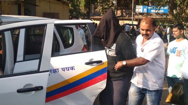 Mumbai Police with one of the people arrested in connection with the murder of diamond merchant Rajeshwar Udani. (HT Photo) Mumbai Police with one of the people arrested in connection with the murder of diamond merchant Rajeshwar Udani. (HT Photo)