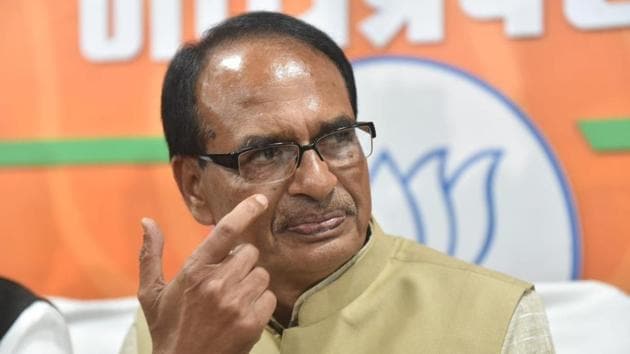 Outgoing chief minister Shivraj Singh chouhan addressing press conference at state BJP office in Bhopal.(Mujeeb Faruqui/HT Photo)