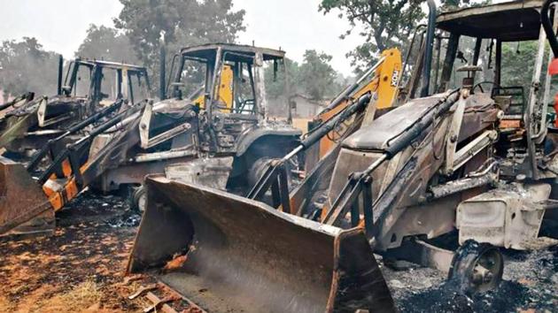 Vehicles that were set on fire by Maoists in the Saryu area in Latehar district on Monday.(HT Photo) Vehicles that were set on fire by Maoists in the Saryu area in Latehar district on Monday.(HT Photo)