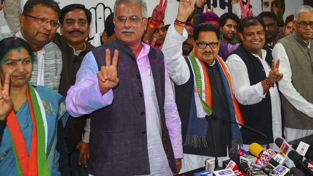 Chhattisgarh election results: Congress in-charge of Chhattisgarh PL Punia flanked by party leaders display victory sign at a press conference after the party's win in the Assembly elections, in Raipur, Tuesday, Dec 11, 2018.(PTI) Chhattisgarh election results: Congress in-charge of Chhattisgarh PL Punia flanked by party leaders display victory sign at a press conference after the party's win in the Assembly elections, in Raipur, Tuesday, Dec 11, 2018.(PTI)