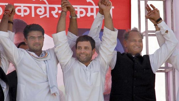 Rahul Gandhi holding hands withSachin Pilot(L), Ashok Gehlot (R)(Deepak Sharma/HT Photo)