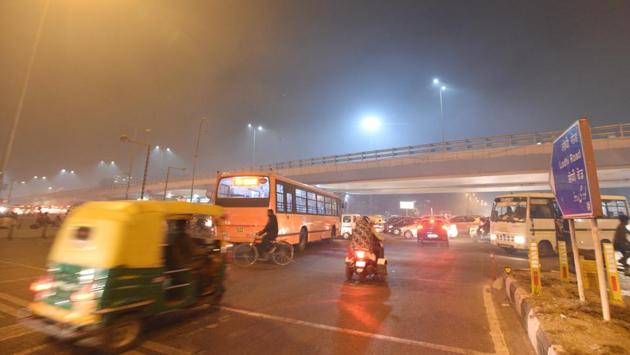 Delhi’s air quality is expected to improve from Thursday afer being in the ‘severe’ zone for two days. (Sonu Mehta/HT Photo) Delhi’s air quality is expected to improve from Thursday afer being in the ‘severe’ zone for two days. (Sonu Mehta/HT Photo)