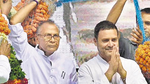 Tamrdhwaj Sahu (left) with Congress chief Rahul Gandhi.(HT Photo)