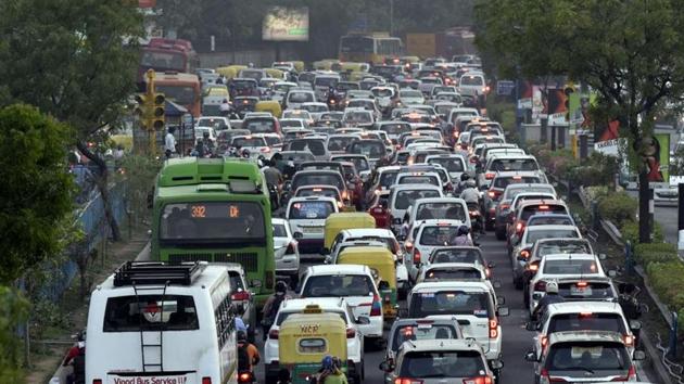 File photo of a traffic jam at DND flyway towards Ashram, Ring Road and Barapulla elevated road in New Delhi. (Mohd Zakir/HT File) File photo of a traffic jam at DND flyway towards Ashram, Ring Road and Barapulla elevated road in New Delhi. (Mohd Zakir/HT File)