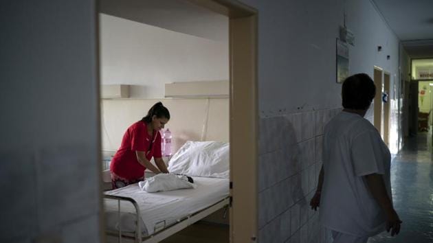 Britain recommends women and their infants stay at least six hours after an uncomplicated birth, but are free to leave at any time. That period is 1-2 days in the US. International human rights law prohibits forced detention of a woman or her baby as long as there is no imminent danger. Slovak doctors, however, say babies must be kept in the hospital because numerous screening tests are needed. (Felipe Dana / AP) Britain recommends women and their infants stay at least six hours after an uncomplicated birth, but are free to leave at any time. That period is 1-2 days in the US. International human rights law prohibits forced detention of a woman or her baby as long as there is no imminent danger. Slovak doctors, however, say babies must be kept in the hospital because numerous screening tests are needed. (Felipe Dana / AP)