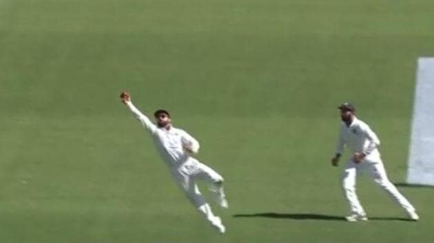 Screengrab of Virat Kohli’s catch to dismiss Peter Handscomb in the second Test at Perth.(Twitter/SportsFlashesCricket)