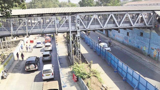 The Maha-Metro has made it clear that the Metro track will not impact the two foot overbridges.(Ravindra Joshi/HT PHOTO)