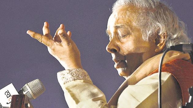 Pandit Ajay Pohankar, a Kirana Gharana vocalists perform on the second day of 66th Sawai Gandharav Bhimsen Mahotsav at Maharashtriya Mandal Sankul, Mukundnagar on Thursday. (RAVINDRA JOSHI/HT PHOTO) 