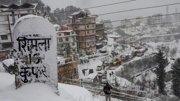 Shimla received the season’s first snowfall, with Kufri, Dalhousie shivering below the freezing point in the state.(PTI) Shimla received the season’s first snowfall, with Kufri, Dalhousie shivering below the freezing point in the state.(PTI)