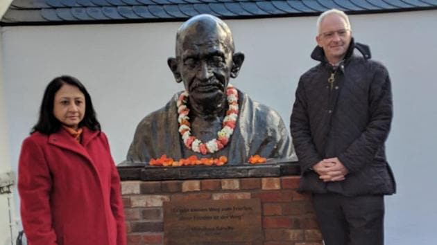 India’s ambassador to Germany, Mukta Dutta Tomar, and the Lord Mayor of Trier, Wolfram Leibe after unveiling a bust of Mahatma Gandhi in the German city of Trier (HT/Indian Embassy)(Indian Embassy, Germany)
