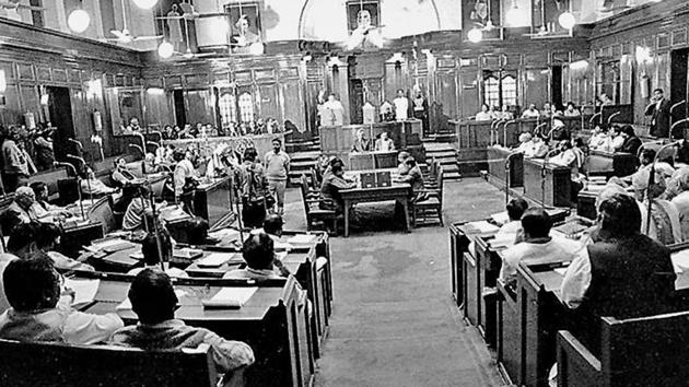 The Delhi legislative assembly during a session in 1994. Left: Then Delhi lieutenant-governor PK Dave (left) and Madan Lal Khurana during the latter’s swearing-in as the first Delhi chief minister in 1993.(HT Photo)