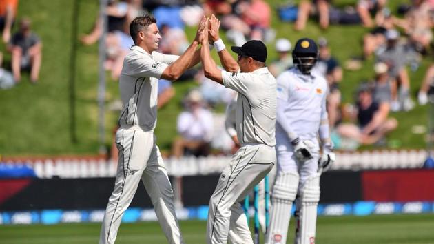 New Zealand's paceman Tim Southee (L) celebrates the dismissal of Sri Lanka's batsman Dinesh Chandimal with teammate Neil Wagner during day one of the first Test cricket match between New Zealand and Sri Lanka at the Basin Reserve in Wellington on December 15, 2018(AFP)