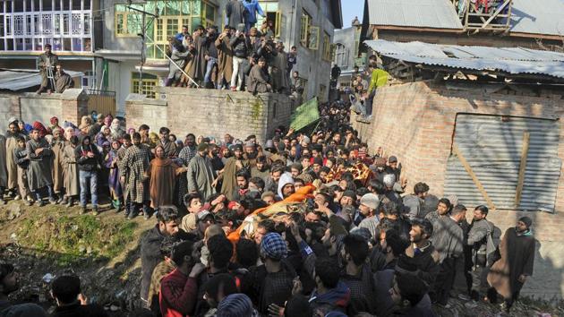 Villagers carry body of Zahoor Ahmed during his funeral procession, at Sirnoo village, Pulwama, south of Srinagar on December 15.(Waseem Andrabi/HT Photo)