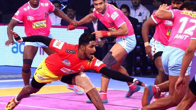Gujarat Fortunegiants continued their fine form as they beat Jaipur Pink Panthers 34-29 in the Pro Kabaddi League.(Pro Kabaddi League.)