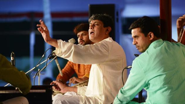 Shrinivas Joshi perform on the fourth day of 66th Sawai Gandharav Bhimsen Mahotsav at Maharashtriya Mandal Sankul, Mukundnagar on Saturday. (HT PHOTO) 
