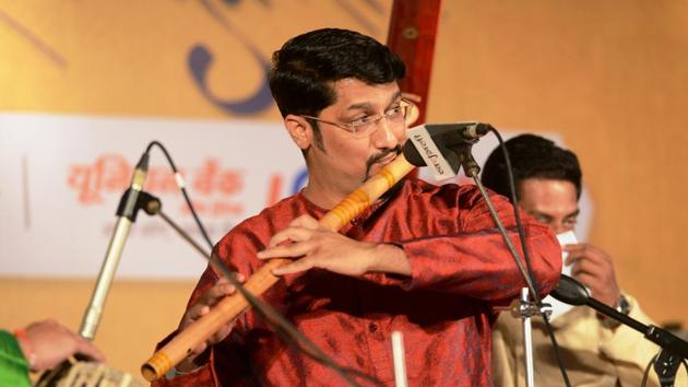 Flutist Vivek Sonar, a senior disciple of Padma Vibhushan Pt Hariprasad Chaurasia perform on the fourth day of 66th Sawai Gandharav Bhimsen Mahotsav at Maharashtriya Mandal Sankul, Mukundnagar on Saturday. (HT PHOTO) 