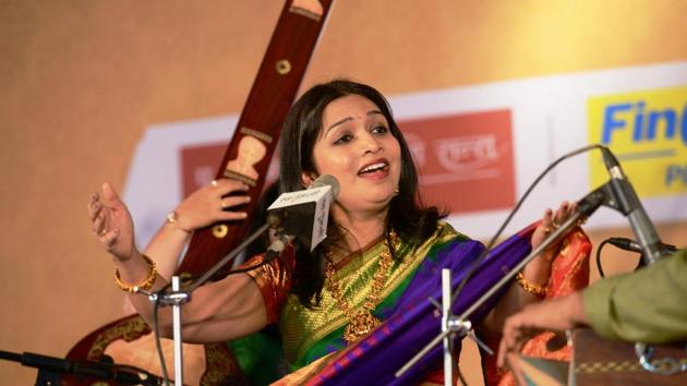 Sawani Shende-Sathaye perform on the fourth day of 66th Sawai Gandharav Bhimsen Mahotsav at Maharashtriya Mandal Sankul, Mukundnagar on Saturday. (HT PHOTO) 