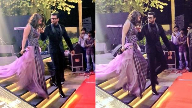 Ranveer helps Hina Khan get down from the stairs at an event.(Instagram)