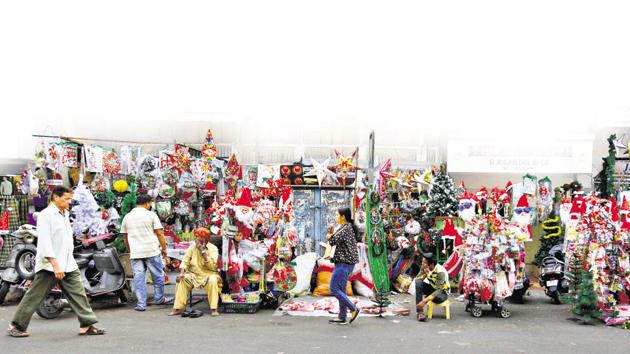 Market for Christmas in Camp area in Pune on Friday. (Pratham Gokhale/HT Photo) Market for Christmas in Camp area in Pune on Friday. (Pratham Gokhale/HT Photo)