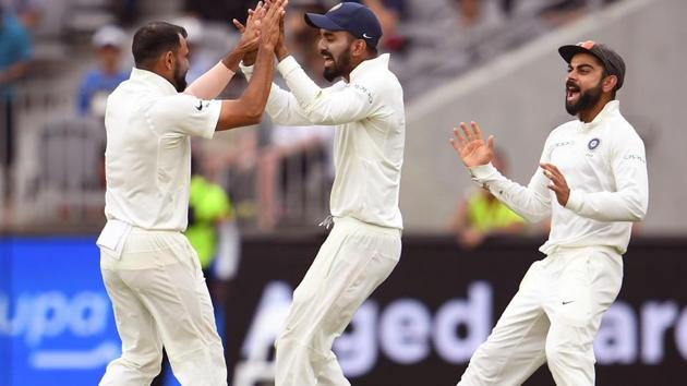 India's Mohammed Shami (L) is congratulated by teammates Lokesh Rahul (C) and Virat Kohli (R) after dismissing Australian batsman Shaun Marsh.(AFP)