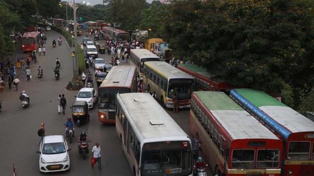 The city is currently facing an issue of shortage of buses plying on routes and its lack of frequency. Despite this being a major inconvenience, PMPML has decided to invest in e-buses instead of increasing the number of regular buses.(RAHUL RAUT/HT PHOTO)