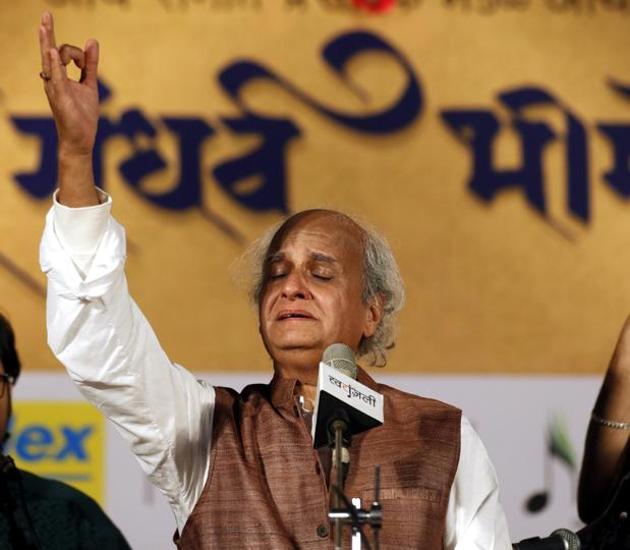 Pandit Ulhas Kashalkar perform on the third day of 66th Sawai Gandharav Bhimsen Mahotsav at Maharashtriya Mandal Sankul, Mukundnagar on Friday. (HT PHOTO) 