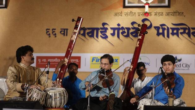 Shri Milind Raykar and Shri Yadnesh Raikar perform on the third day of 66th Sawai Gandharav Bhimsen Mahotsav at Maharashtriya Mandal Sankul, Mukundnagar on Friday. (RAHUL RAUT/HT PHOTO) 